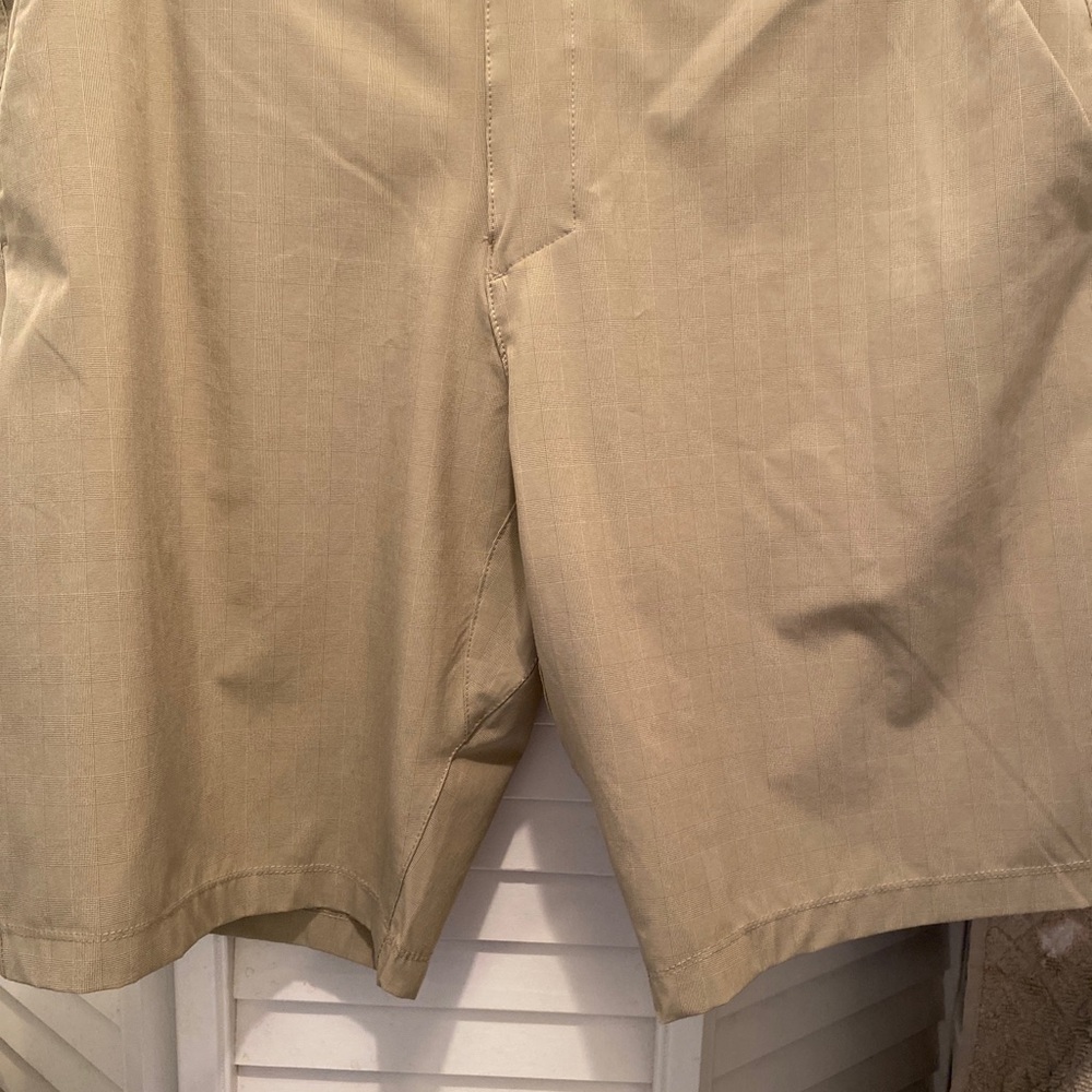 Hang Ten Men’s Shorts Size 38 Khaki color with zipper/tie front. NWOT